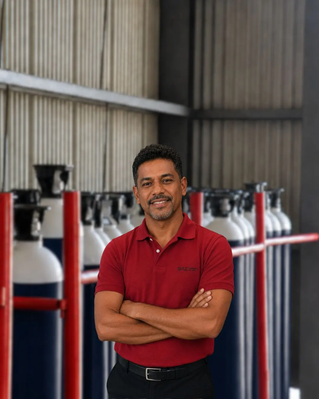 GAZCARBO technician with gas cylinders